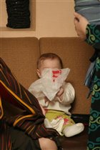 Арина прячется за пакетом, пока мама обсуждает с Ку4кой все прелести использования слингов :)))) 