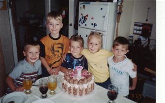 Саше 5 лет, с братом и друзьями