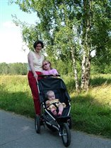 Я с дочерьми и коляской ;)