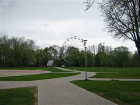Панорамное колесо в парке