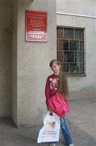 Дарья с подарками у входа в ГТРК 'Тула'