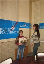 Радиоведущая Тамара Соловьева вручает Даше призы
