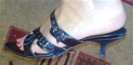 Шлепки на ноге