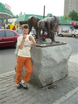 Илья с малиной у памятника 'Обеспечим себя сами' :)))