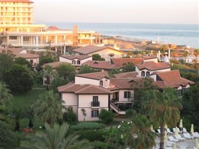 Вид сверху на бунгало, вдалеке строящийся корпус Старлайт