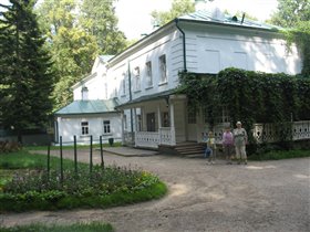 у дома графа Толстого