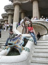 Знаменитый дракон. К сожалению каскад фонтанов-водопадов был закрыт на реконструкцию.