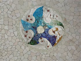 Если присмотреться, то увидите, что для мозаики использовали даже битую посуду