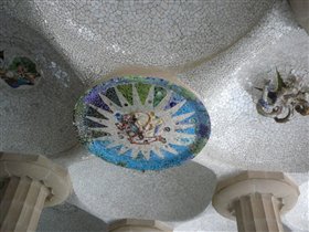 Поставщик декоративной плитки очень волновался, чтобы его продукция была доставлена в целости и сохранности. Какого же было его изумление, когда Гауди распорядился колоть плитку на мелкие кусочки... Зато получились вот такие замечательные плафоны