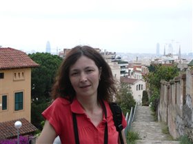 Путник на кратком привале. Мы шли до парка Гуэль пешком от Саграды Фамилия. По карте казалось, что 30 минут, но на самом деле пришлось много петлять и взбираться в гору.