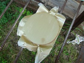 Подставка тоже золотая :)