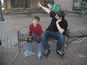 Илья и мой брат.Первый выход на роликах.