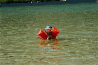 Ребенок купается в озере