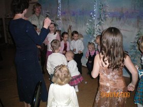 детки танцуют! начала, как водится, самая маленькая прихожанка из присутствующих - моя Катюшка)))))
