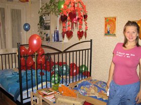 Перый день дома, еще свеженькая мама. Дом встретил нас невероятным колличеством воздушных шаров. На кровати. Под потолком.