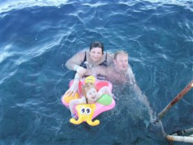 Викуля плавает с папой и бабушкой