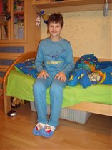 Илья в новой пижаме и тапках (часть новогоднего подарка)