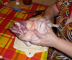 Доходим до крыльев, находим сустав и перерезаем его. Суть в том, что крылья и ноги остаются в коже. 