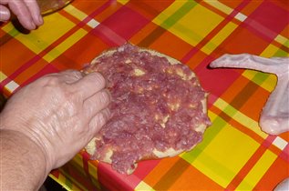 С туловища уточки снимается мяско, добавляется свининка. Пропорции как вам нравится. Всё мясо прокручивается через мясорубку. Фарш солится, перчится, специи по вашему вкусу. Сырой фарш раскладывается небольшим слоем на блин.