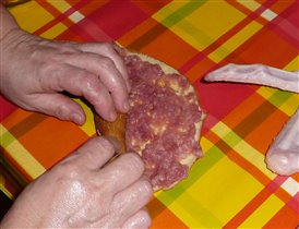 Блин с фаршем сворачивается рулетом.