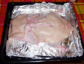 Блины уложены. Шея и другое отверстие зашиваем прочными, но не тонкими нитками. Если Вы случайно порезали кожу у утки, когда снимали её, то необходимо зашить прорехи до начала укладывания блинчиков.