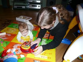 Сестренка объясняет правила пользования телефоном