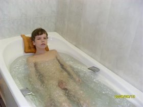Денис принимает ванну в санатории Велегож