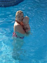 Гоша и мама купаются в бассейне