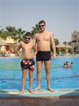 Папа и сын у бассейна