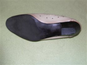 туфли перламутровые 37 размер , состояние отличное, набойки новые. цвет жемчужно-бежевый.натуральная кожа. эквивалент 500 рублей.