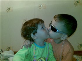 Поцелуй (брат и сестричка)