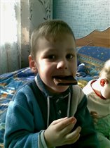 Егорка ест печенье