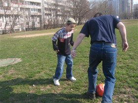 Май 2009. Мужики играют в футбол.