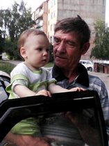 Дедушка Лёша с внуком (Егорке здесь всего 1 годик)