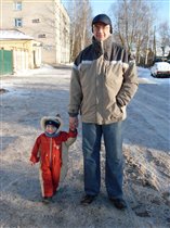 Стёпушка на новогодней прогулке с дедушкой