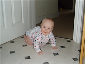 (приполз на кухню) Мам, буду тебе помогать!