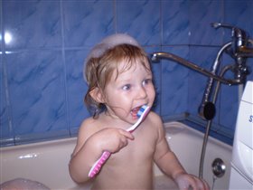 Вот пытается девица Чистить зубки научиться!