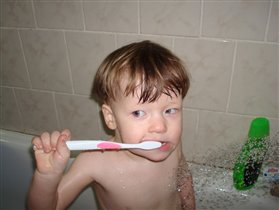 ох и тяжкая эта работа-и зубки чистить,и помыться,а играть когда?
