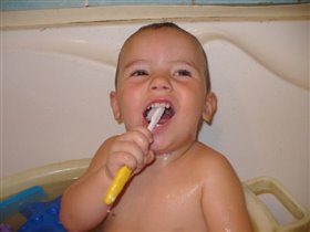 Карим чистит зубки