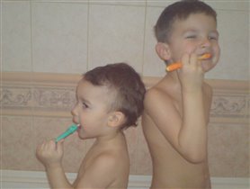 Чистить зубки каждый день нам с Братишкою не лень