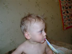 Ярослав после душа чистит зубы