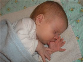 1 месяц. Спит