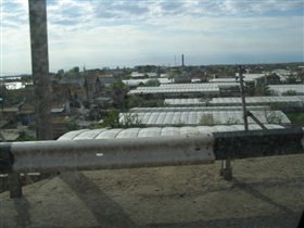 Астрахань. Белое это крыши теплиц. Вот такие там они. А я все думала, что у нас парник на даче большой. 