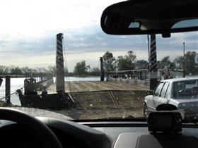 Паромная переправа. На пути их было две. Услуги первой стоили 16 рублей, а в 10 км, следующая 50. :) Непонятное ценообразование.