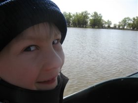 С папой на лодке. Маму не взяли. Василису тоже.