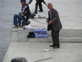 А на набережной Астрахани местные делают донку из простой лески и таскают вот таких лещей.