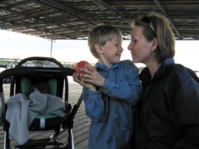 Последний вечер. И большой праздник - День победы.