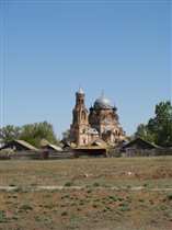 Вот такие красивые церкви попадались по дороге. Жаль в запущеном состоянии.