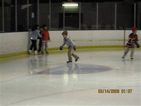 Мотя научился кататься на коньках