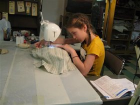 Эми учится шить, у бабушки в гостях